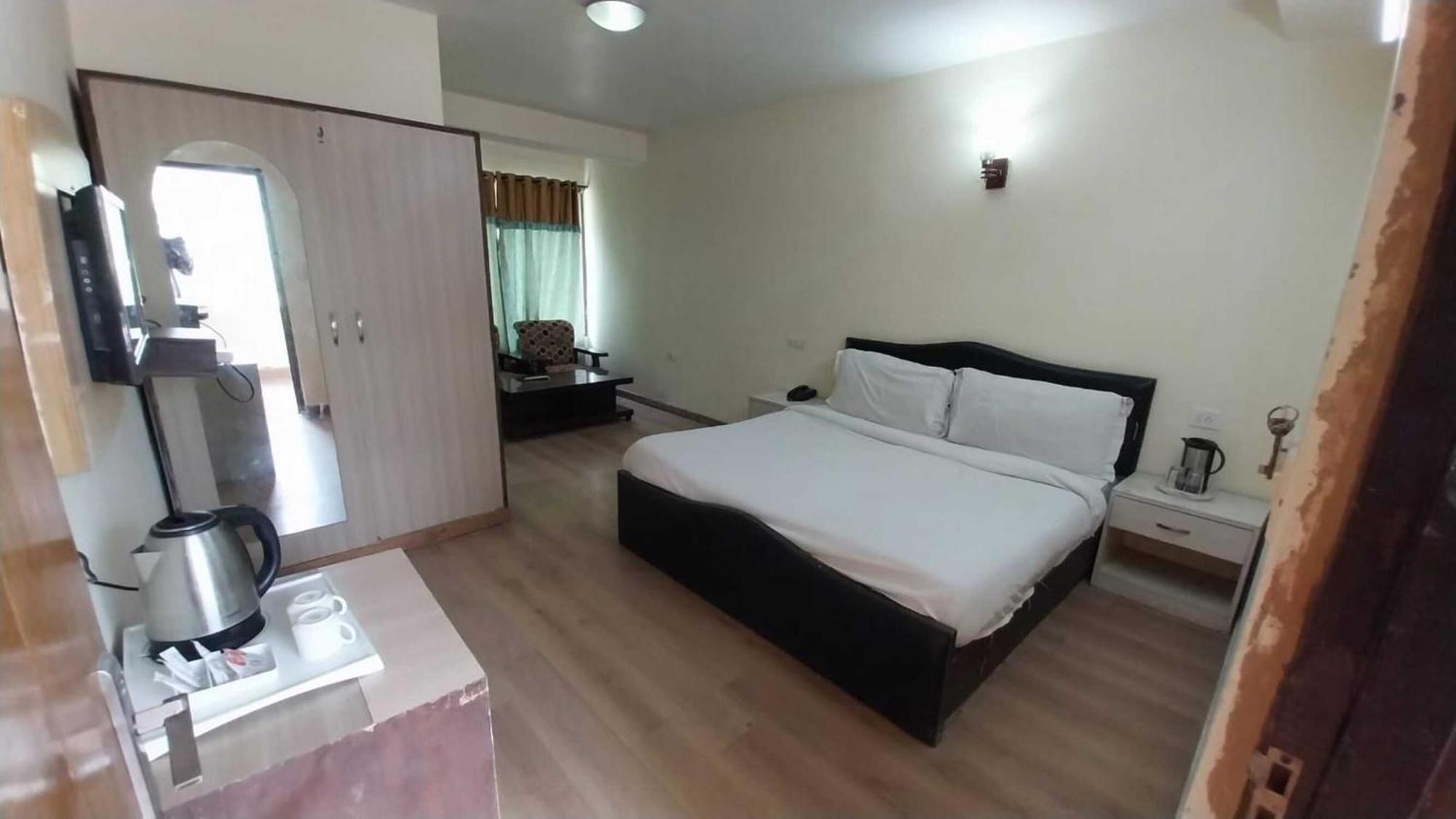 The Royal Grand, Manali Hotel Jagatsukh Екстериор снимка